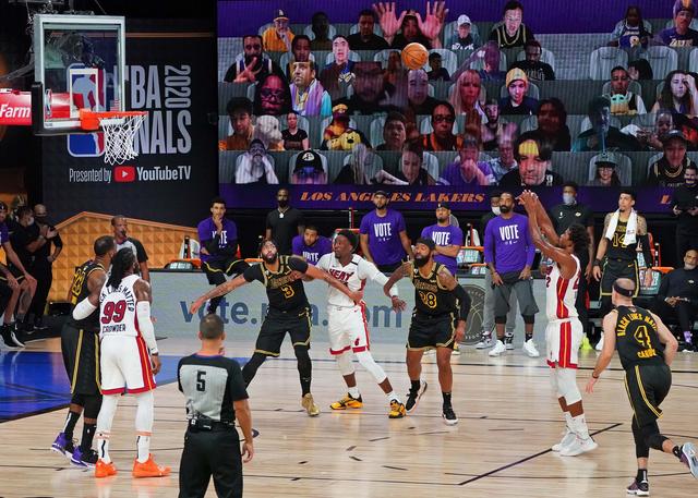 足球战术趋 足球战术趋